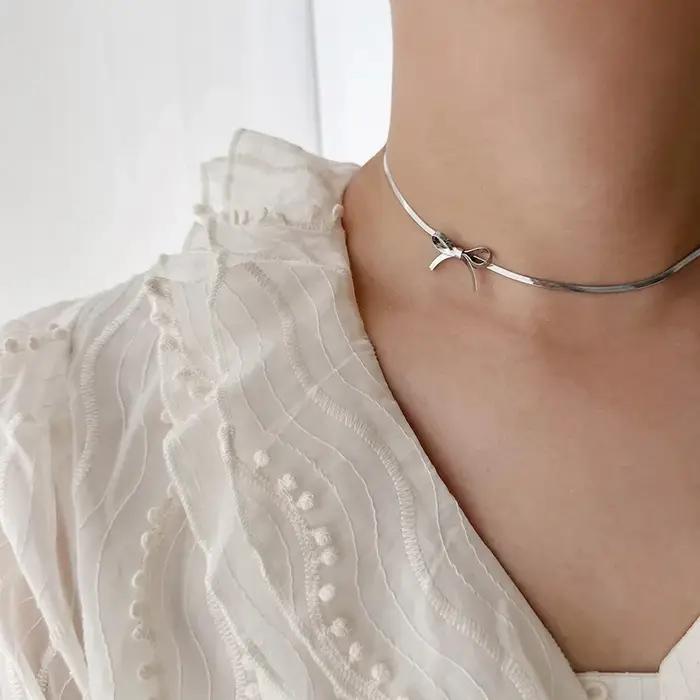 Collier ras du cou minimaliste avec nœud pour femmes