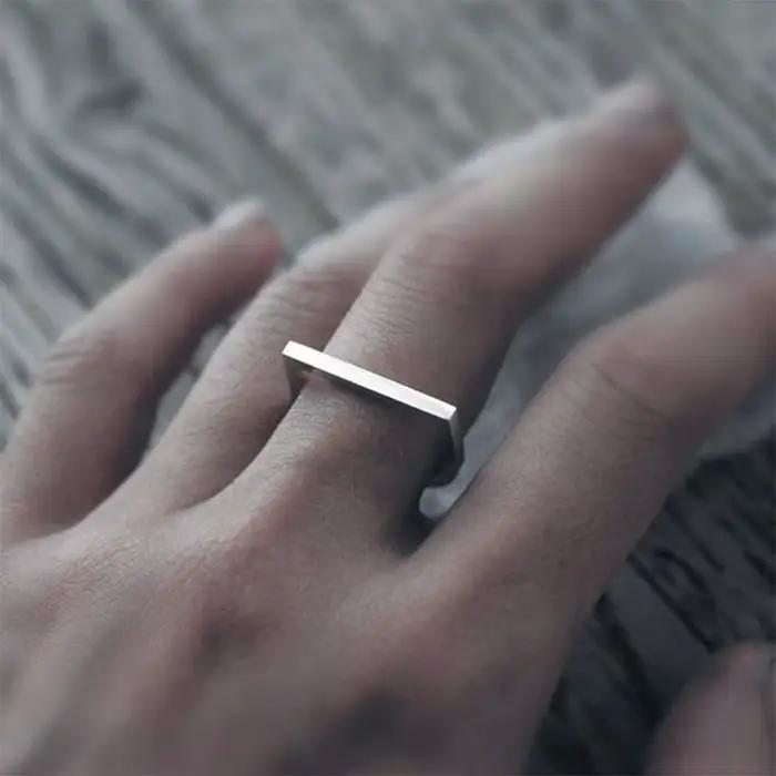Bague en forme de D plaquée or 14K en acier inoxydable résistante à l'eau pour femmes occasions générales minimaliste élégante