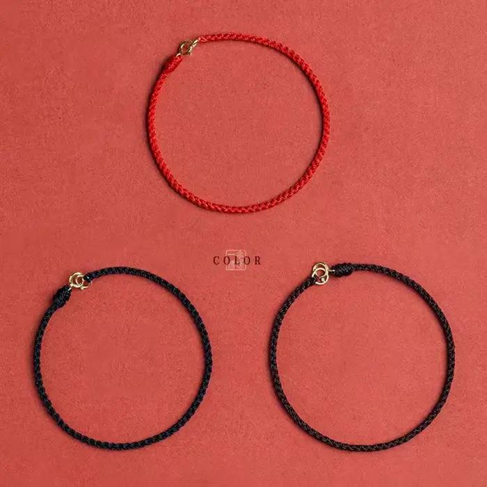 Bracelet à cordes rouges avec fermoir plaqué or