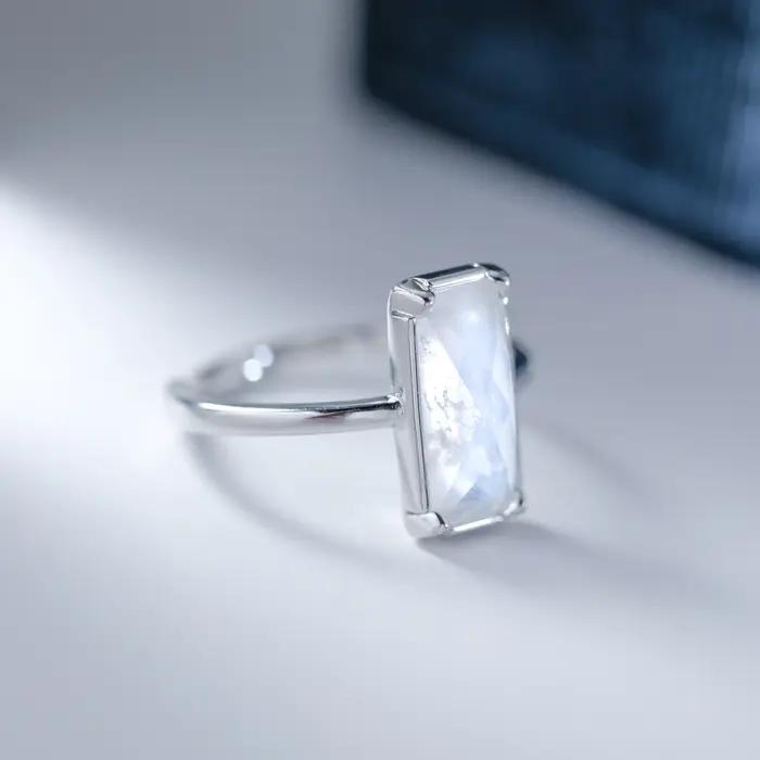 Bague Solitaire de fiançailles en pierre de lune naturelle