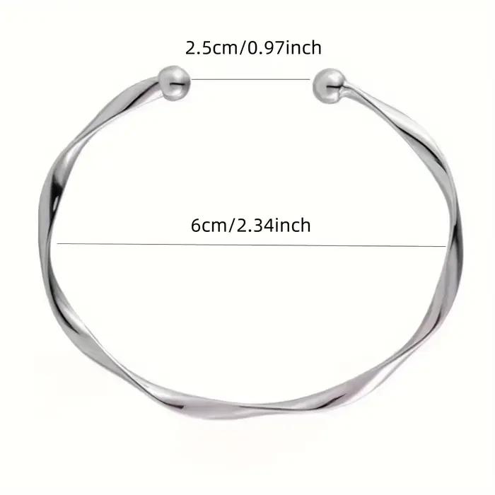 Un bracelet pour femme avec ouverture torsadée, réglable, simple et polyvalent, adapté à un usage quotidien