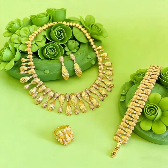 Collection de bijoux en or d'inspiration vintage : collier floral superposé