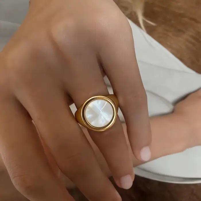 Bague signet en acier inoxydable plaqué or 18 carats avec nacre blanche pour femmes, design moderne, idéal pour le quotidien et les occasions spéciales