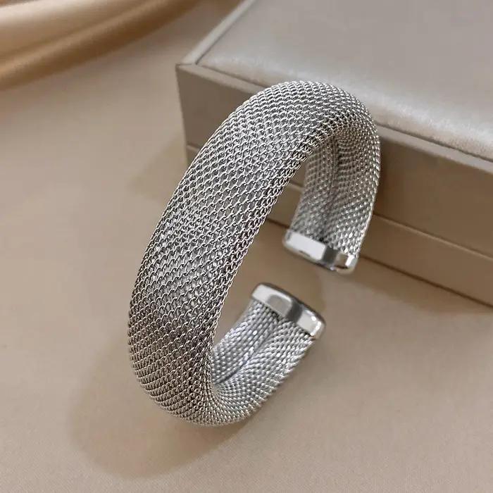 Bracelet manchette Greatera en acier inoxydable finition or ou rhodium style classique géométrique pour hommes et femmes occasions spéciales