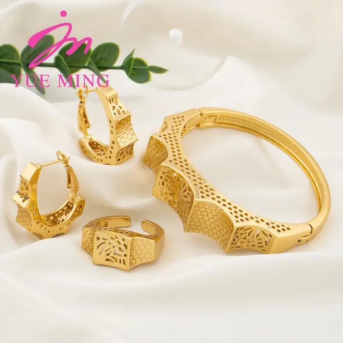 Ensemble de bijoux dorés pour femmes
