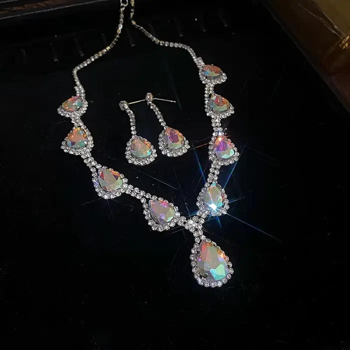 Ensemble de bijoux bohèmes en strass rouge pour femmes collier goutte d'eau et boucles d'oreilles pour occasions spéciales anniversaire mariage