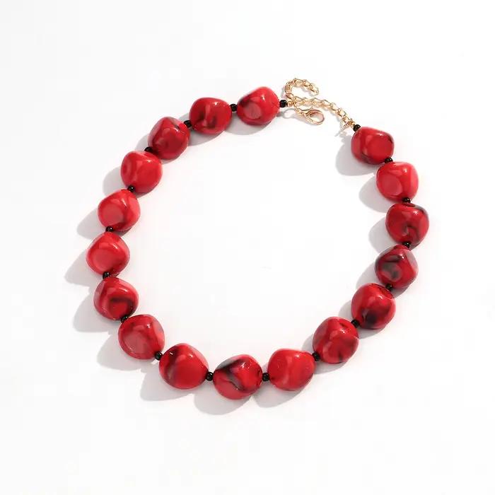 Collier ras du cou bohème en perles acryliques géométriques irrégulières pour femme