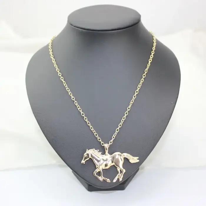 Collier à breloque cheval plaqué or plaqué argent élégant pour homme femme occasions spéciales style classique mode animal de compagnie