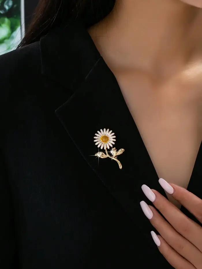 Une broche florale est un accessoire populaire