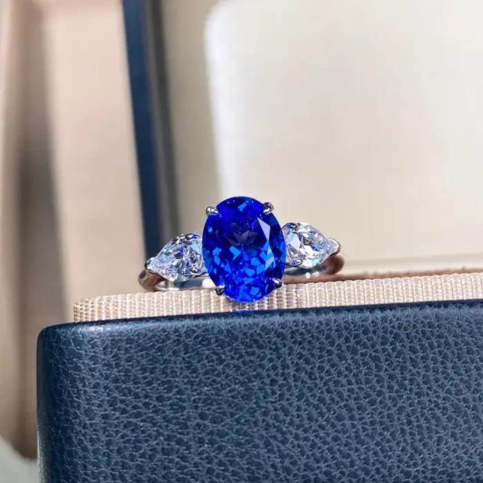 Bague de fiançailles en saphir bleu 2 carats