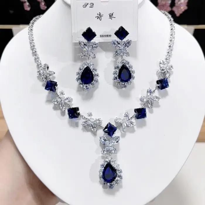 Nouvelle tendance de la mode : Ensemble de bijoux avec boucles d'oreilles et collier en zircon