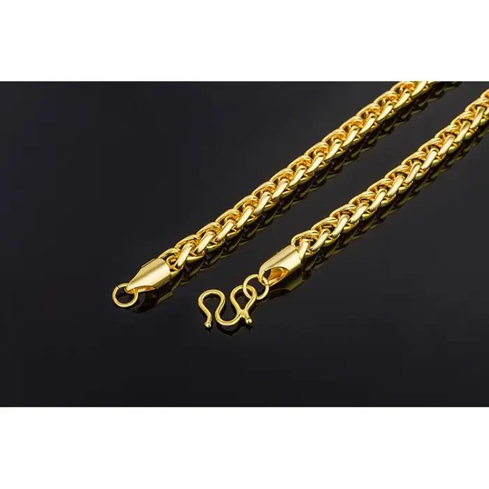 Un collier chaîne plaqué or 24 carats