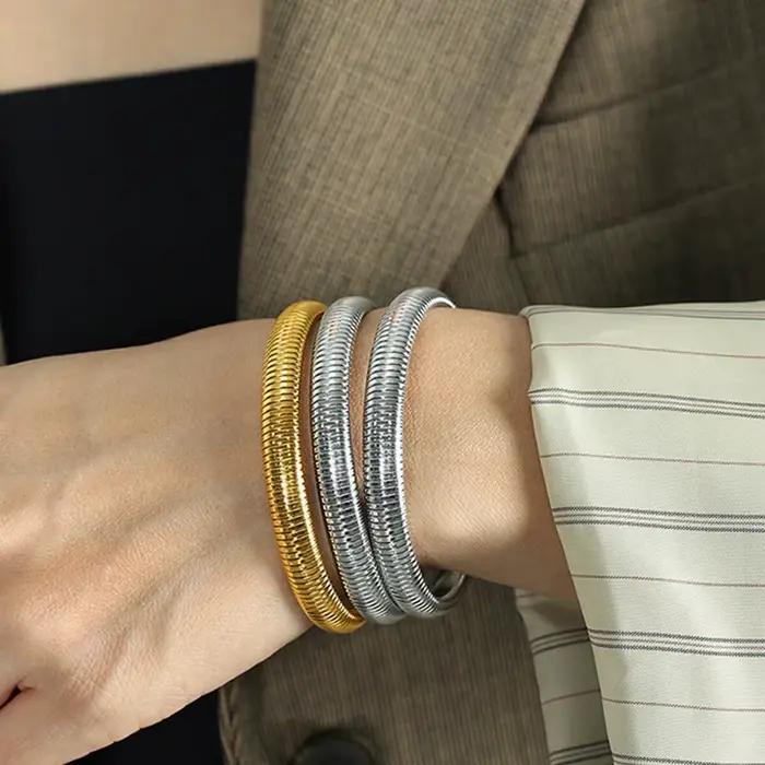 Bracelet en acier inoxydable imperméable plaqué or 18 carats unisexe pour hommes et femmes avec élasticité rétro et finition élégante pour toutes les occasions