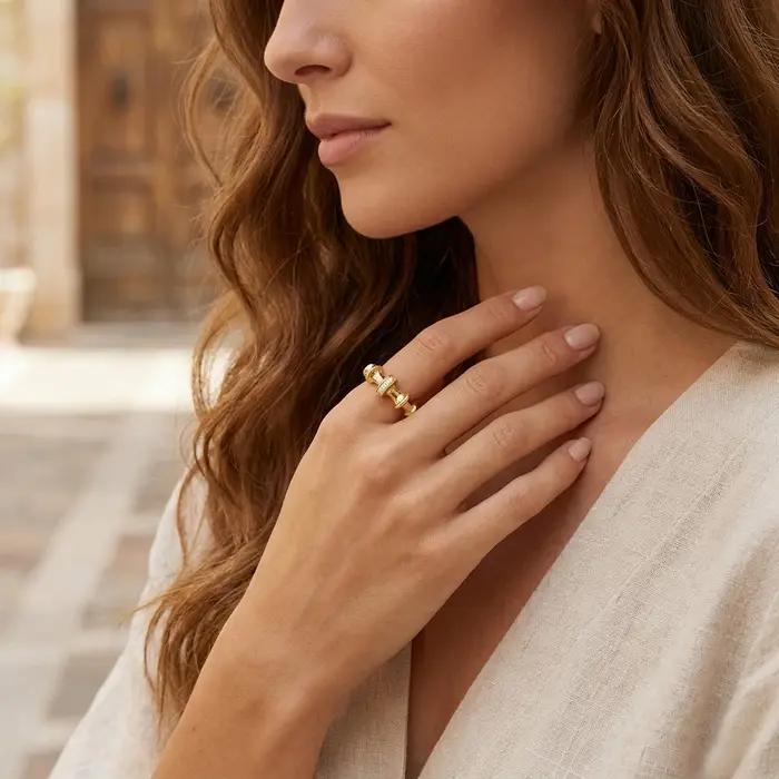 Bague élégante plaquée or pour femme avec zircon cubique
