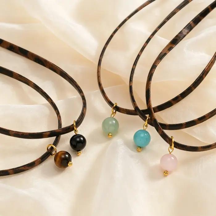 Collier ras du cou en cuir imprimé léopard avec pendentif en pierre naturelle
