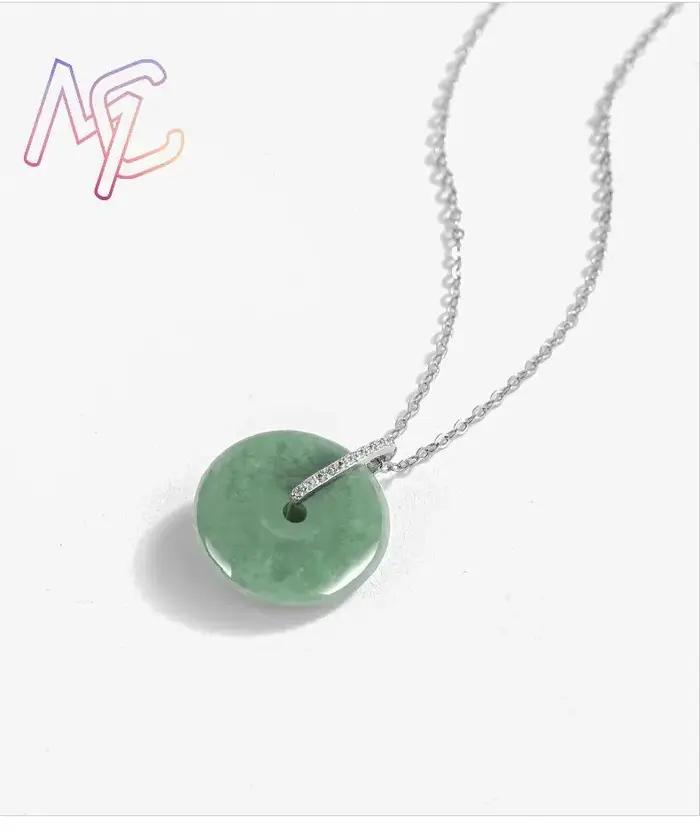 Collier pendentif croix serpent en jadéite du Myanmar