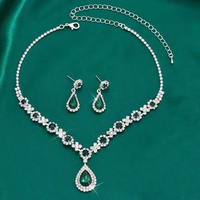 Parure de bijoux fantaisie en cristal : collier et boucles d'oreilles pendantes de luxe en forme de goutte d'eau