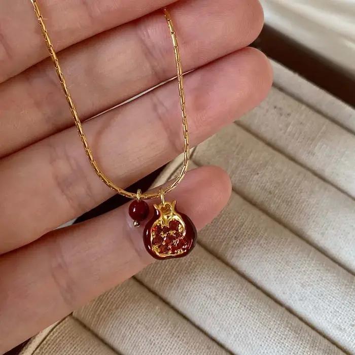 2025 nouveau collier pendentif grenade rouge à la mode pour les femmes doux mignon fruits clavicule