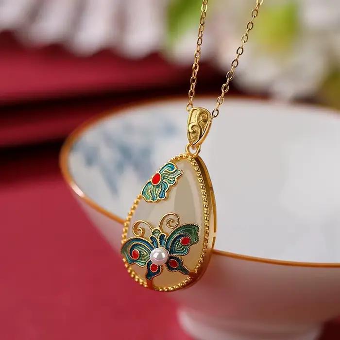 Collier pendentif en forme de goutte d'eau en jade blanc, style chinois, avec papillon en émail cloi