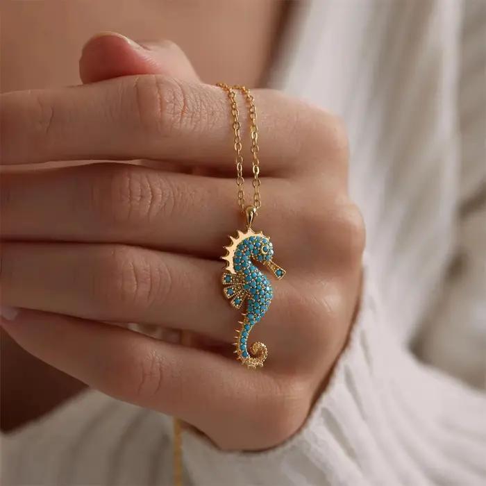 Collier pendentif hippocampe acier inoxydable plaqué or avec incrustation de zircon bijoux femme style classique pour occasions spéciales