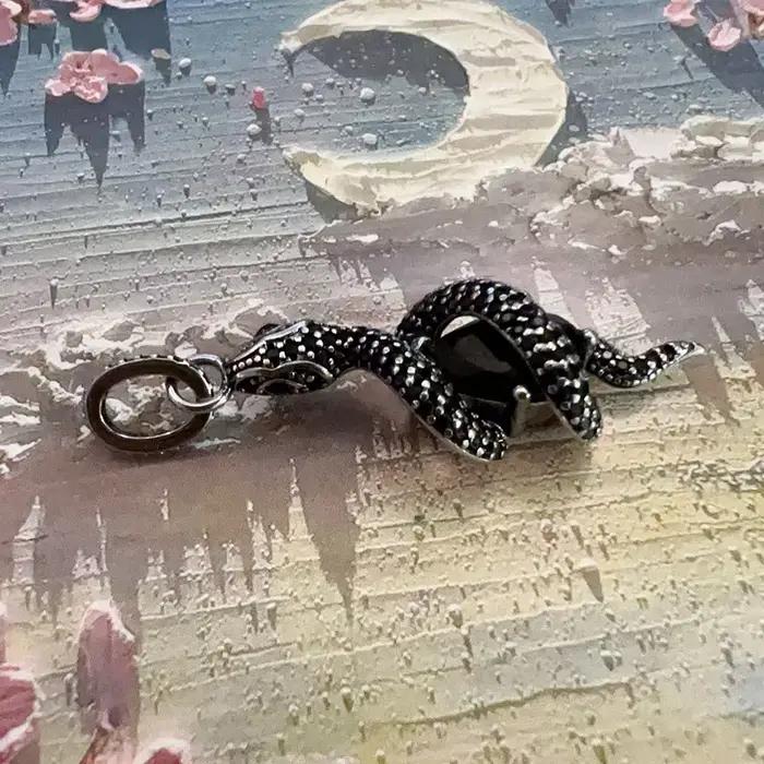 Pendentif Serpent Noir avec Pierre Noire