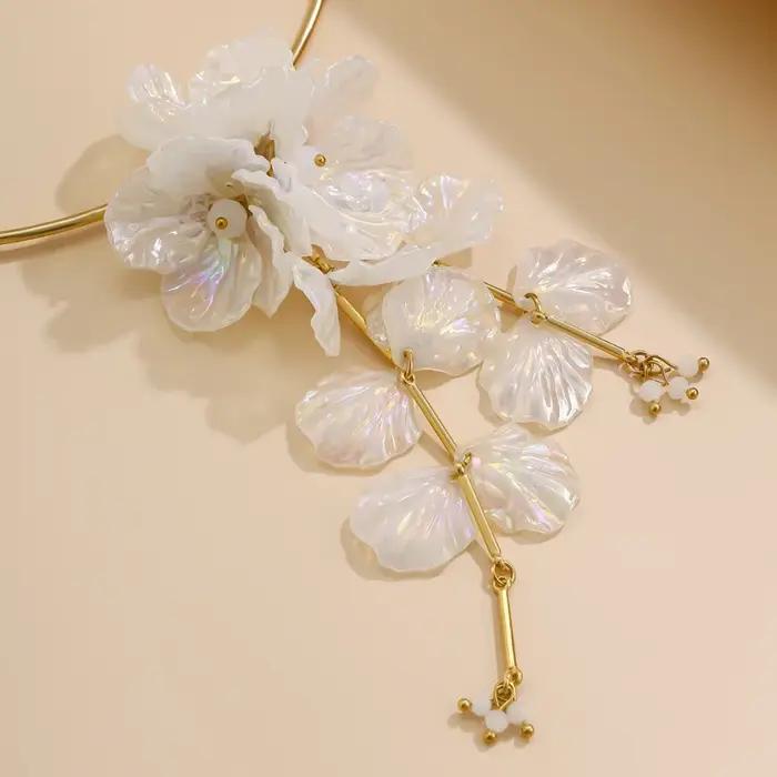 Collier ras du cou fleur blanche irrégulière pour femme