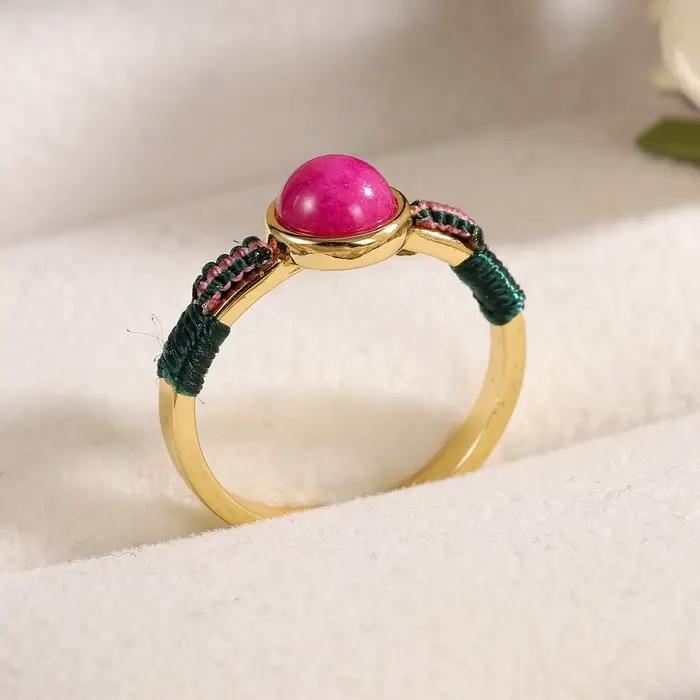 Bague en or plaqué 18 carats avec pierre rose exquise, design en fil tissé à la main, bijoux durables et hypoallergéniques pour femmes
