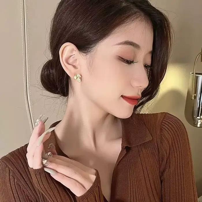 Boucles d'oreilles en forme de feuille délicate pour femmes, couleur argent/or, à la mode, cadeau fantaisie pour filles, bijoux cadeaux 2024