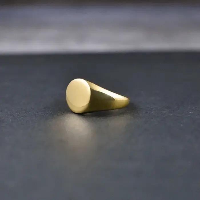Bagues chevalières ovales lisses plaquées or 18 carats en acier inoxydable hautement poli faites à la main pour femmes et hommes