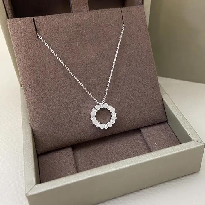 Collier en nid d'abeille incrusté de zircon blanc avec pendentif élégant pour femmes occasions spéciales