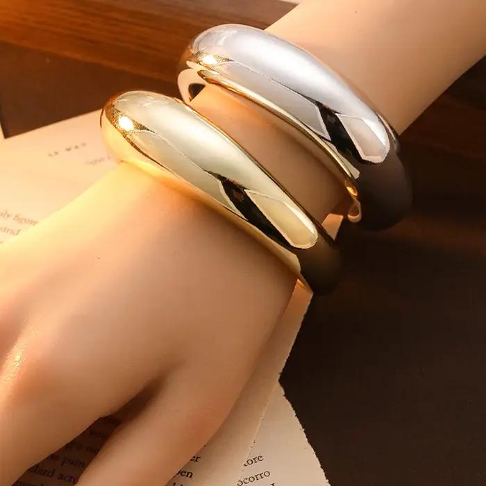 Bracelets irréguliers exagérés pour femmes