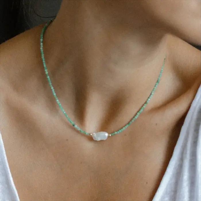 Collier émeraude rempli d'or 14 carats, perle baroque personnalisée, tour de cou délicat fait à la m