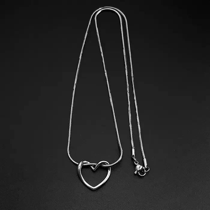Collier chaîne serpent torsadé en acier inoxydable avec pendentif coulissant en forme de cœur creux pour femme, bijou délicat pour tous les jours