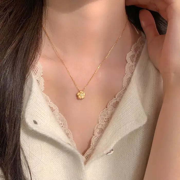 Nouveau collier pendentif fleur petite en or antique avec diamants