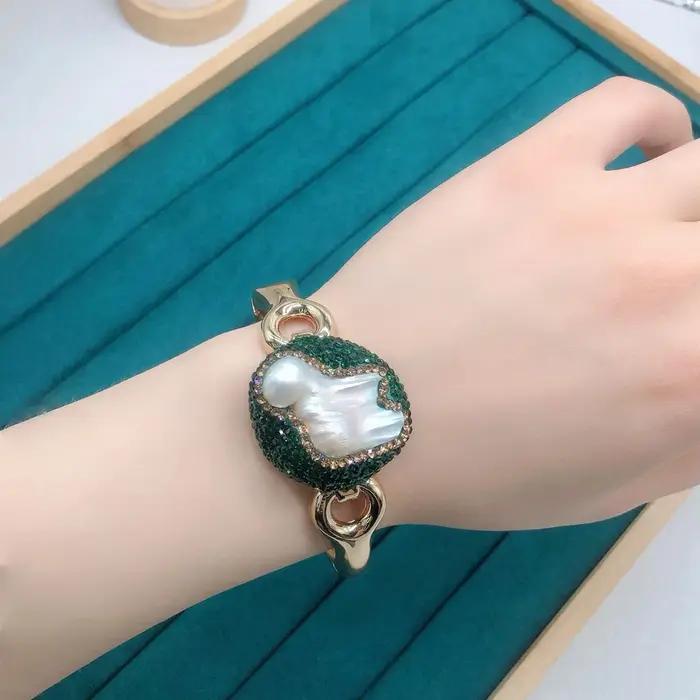Ensemble de bijoux en cristal de perles d'eau douce naturelles avec plaquage or pour femmes, collier, bague et bracelet à offrir pour mariages, fêtes et occasions spéciales