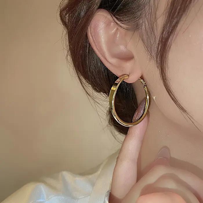 Boucles d'oreilles circulaires simples plaquées or 18 carats