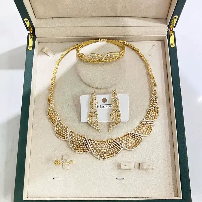 Ensemble de bijoux élégant couleur or 4 pièces pour femmes, collier, boucles d'oreilles, bracelet et