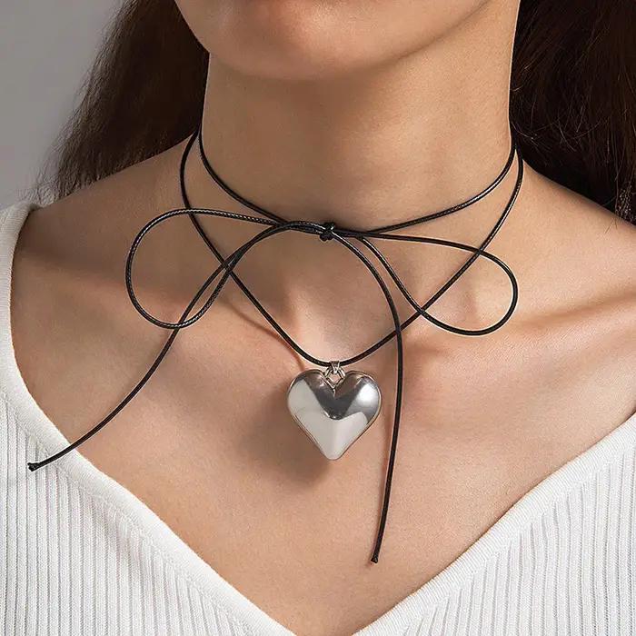 Collier pendentif coeur d'amour en velours noir pour femme
