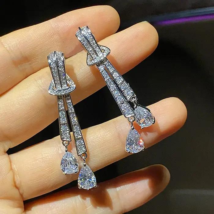 Boucles d'oreilles en zircone cubique et bronze pour femmes, design géométrique et finition brillante, idéales pour les mariages et autres occasions spéciales