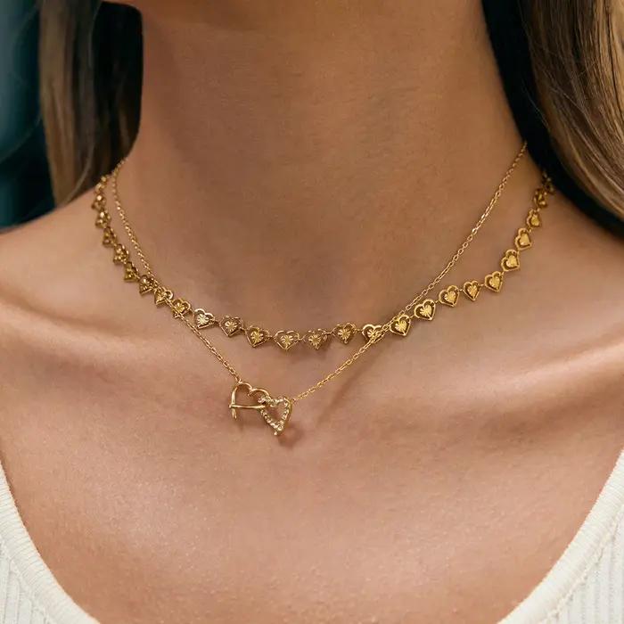 Collier avec pendentif en forme de deux cœurs entrelacés plaqué or 18 carats