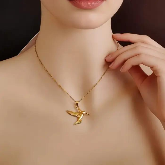 Collier en acier inoxydable avec motif colibri doré pour femmes, bijou de fête et cadeau spécial occasions