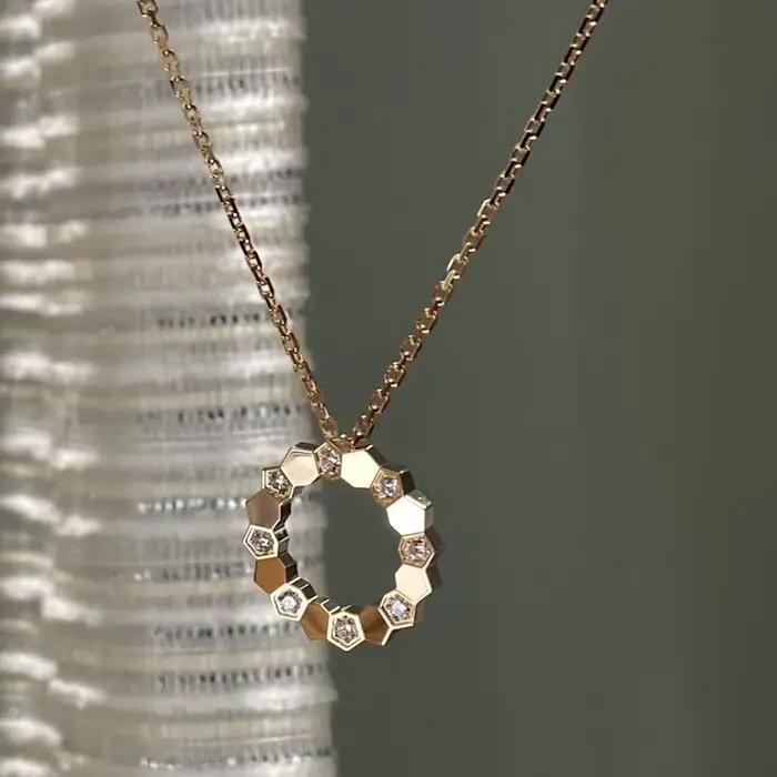 Collier en nid d'abeille incrusté de zircon blanc avec pendentif élégant pour femmes occasions spéciales