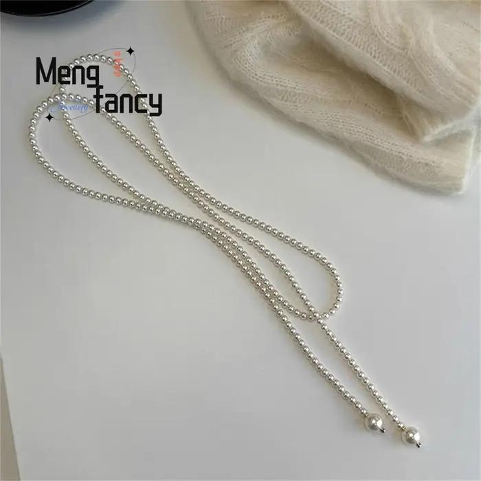 Ce collier de perles de verre de 130 cm de long peut être porté en plusieurs façons. Le long collier