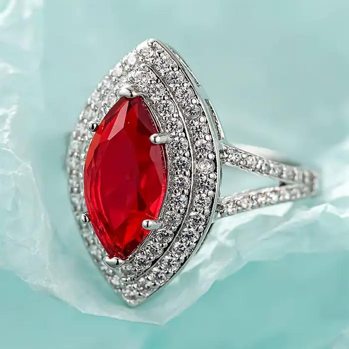 Bague de cocktail Huitan en laiton incrustée de zircone cubique rouge vif pour femmes, élégante et audacieuse à offrir pour toutes occasions spéciales