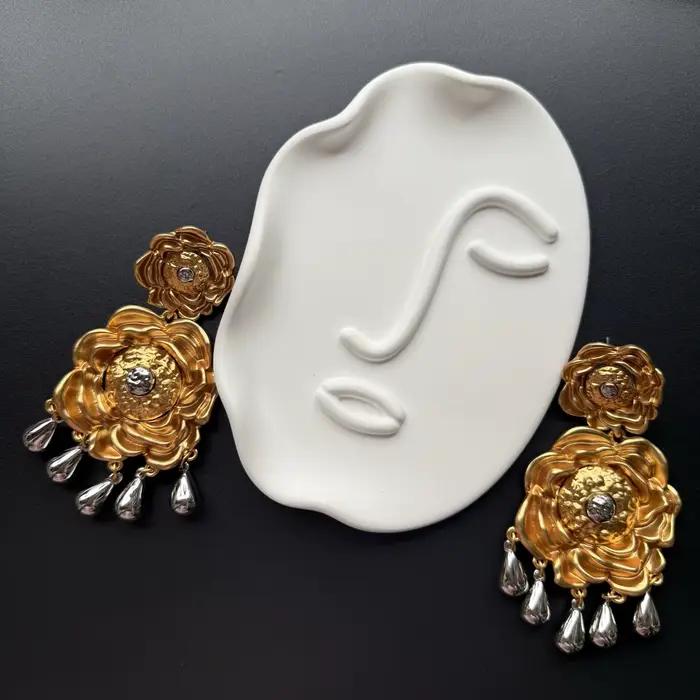 Boucles d'oreilles rétro exagérées à fleurs et perles argentées pour femmes occasions spéciales vintage élégantes