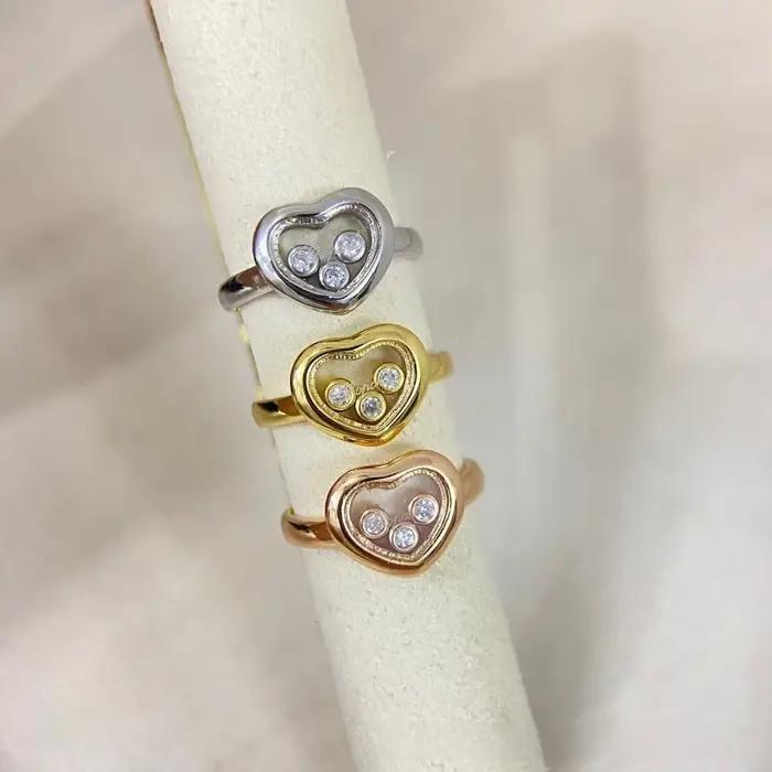 Bague de fiançailles en or rose avec trois diamants en forme de cœur