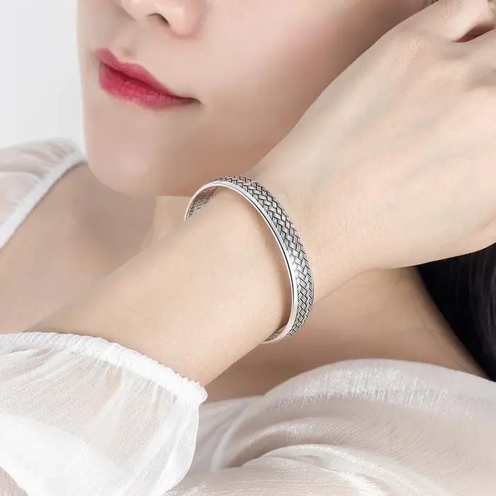 Bracelet noir ouvert tissé en argent sterling 925 pour femme avec zirconium pour soirée et cérémonies elegance sophistiquée bijou occasionnels