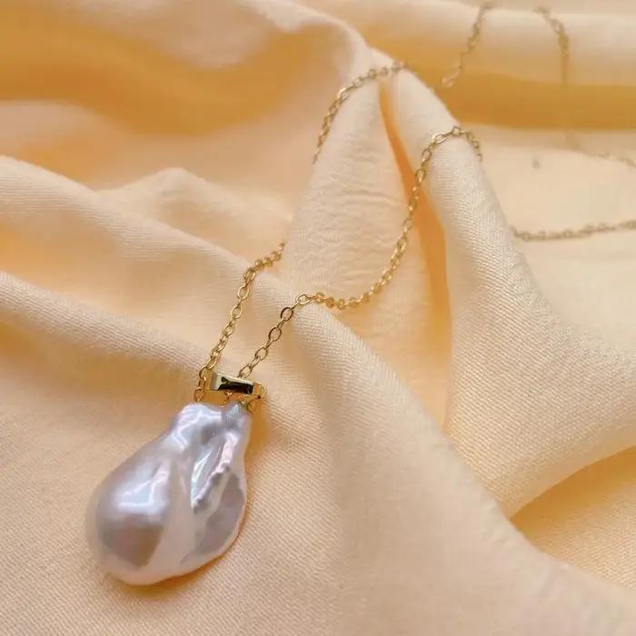 Collier Ras du Cou en Perles Baroques Blanches de Culture