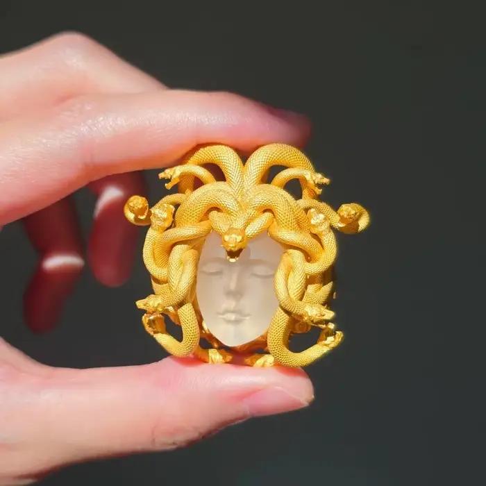 Bague en or rose Méduse de la Grèce antique, symbole de beauté et de mystère pour femmes et hommes, bijou personnalisé pour occasions spéciales