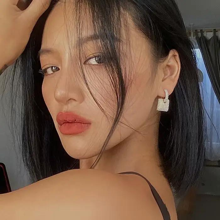 Boucles d'oreilles pendantes géométriques en perle avec alliage de cuivre or pour femmes élégantes occasions spéciales mode coréenne 2025